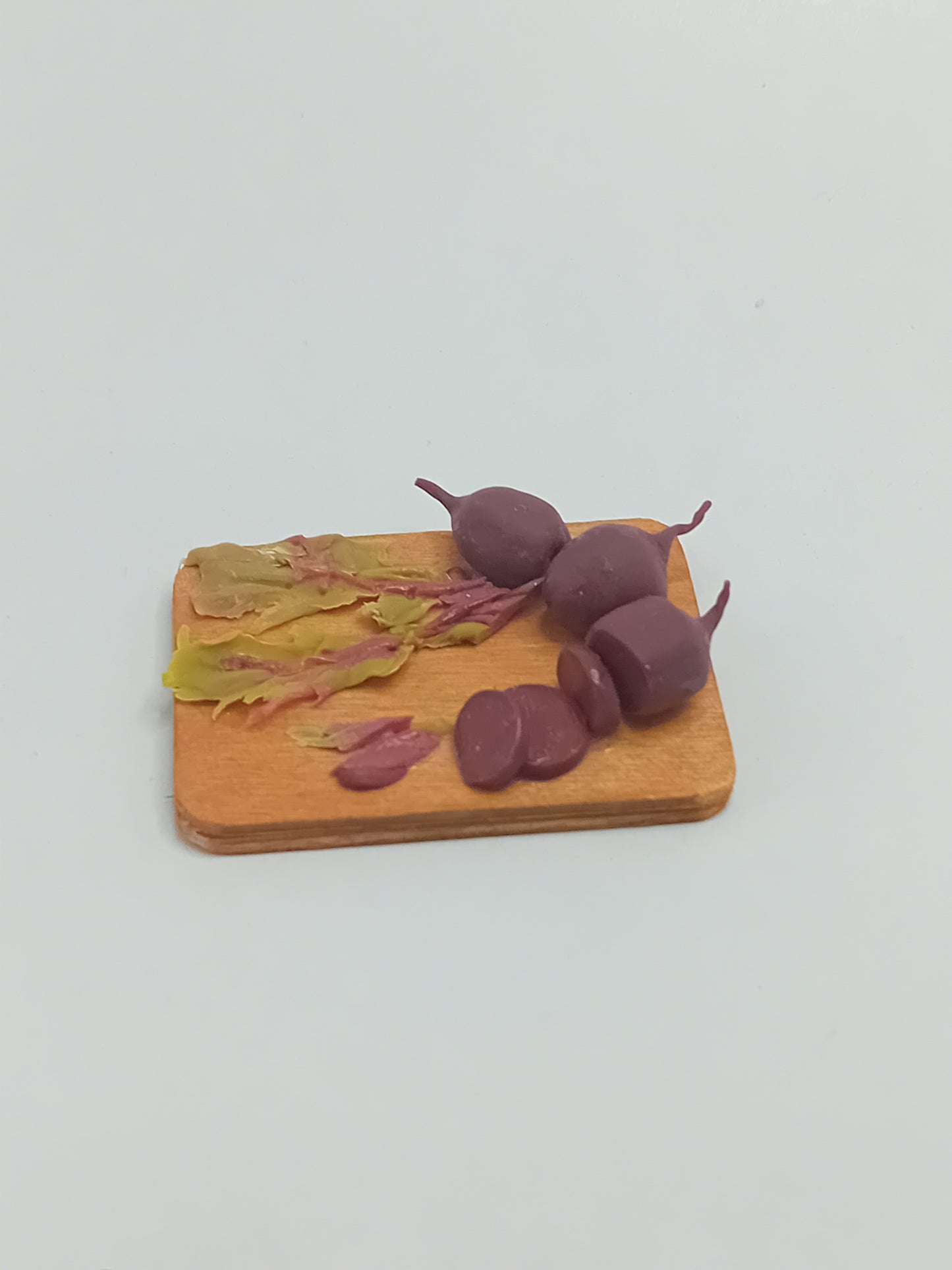 1:12 scale beetroot full & sliced on a wooden chopping board 5cm x 4cm